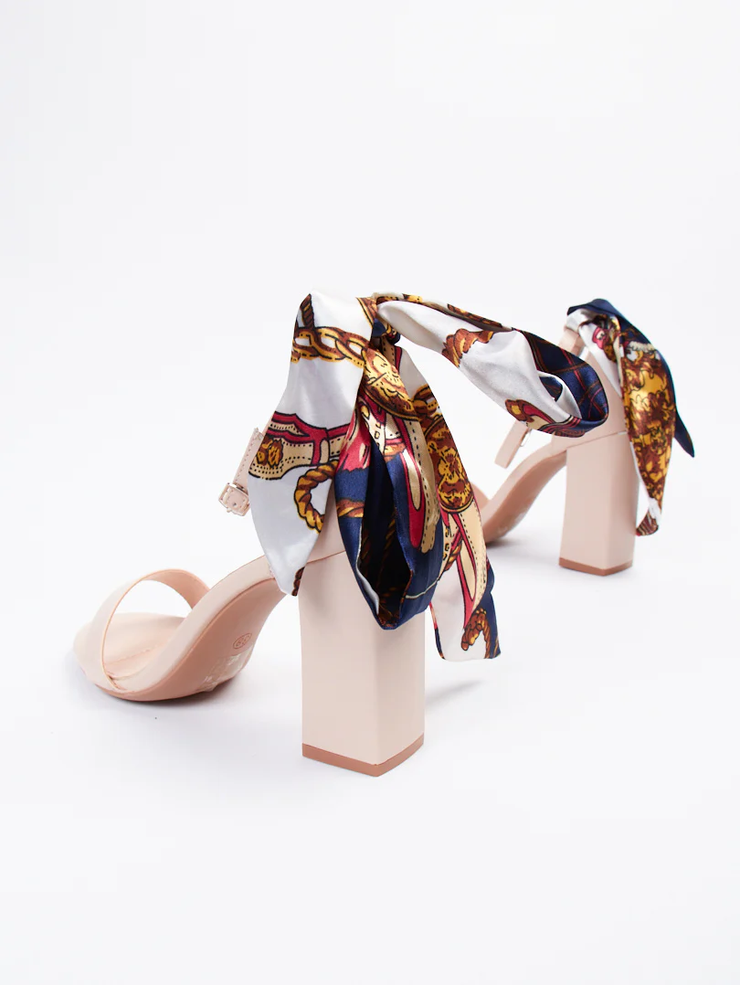 Sandales à talons détail foulard