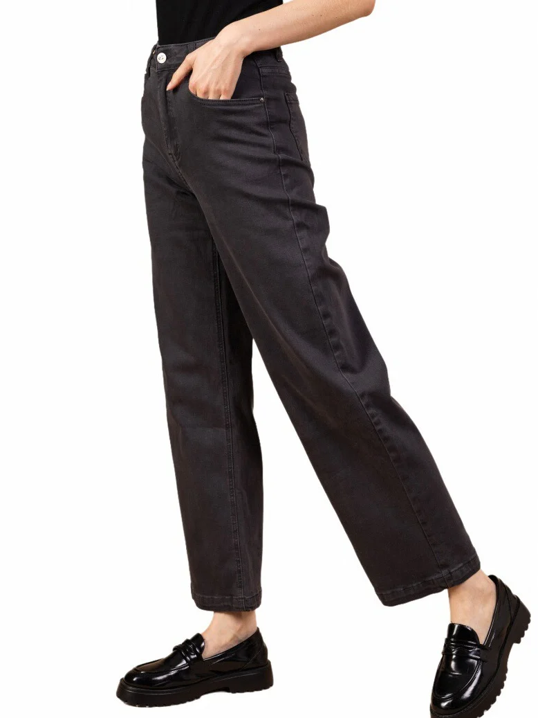 Jean Large Droit Gris en Denim de Coton – L’Essence du Minimalisme Chic