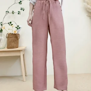 Pantalon fluide en tissu gaufré avec boutons décoratifs sur les poches