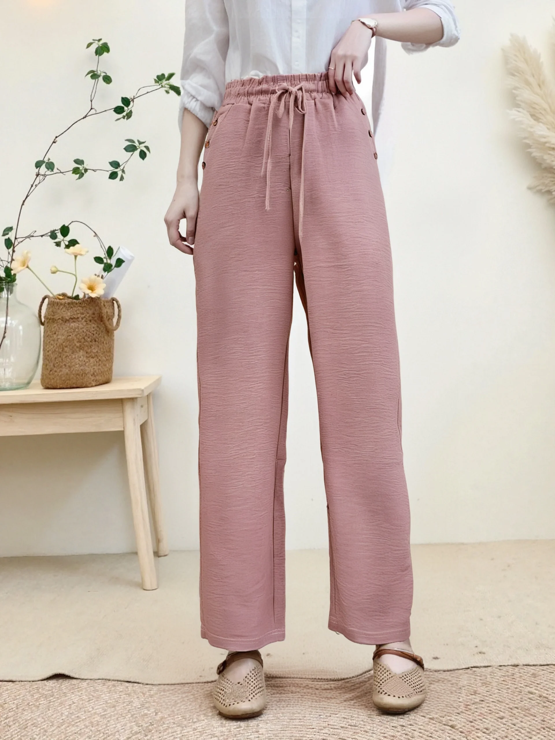 Pantalon fluide en tissu gaufré avec boutons décoratifs sur les poches