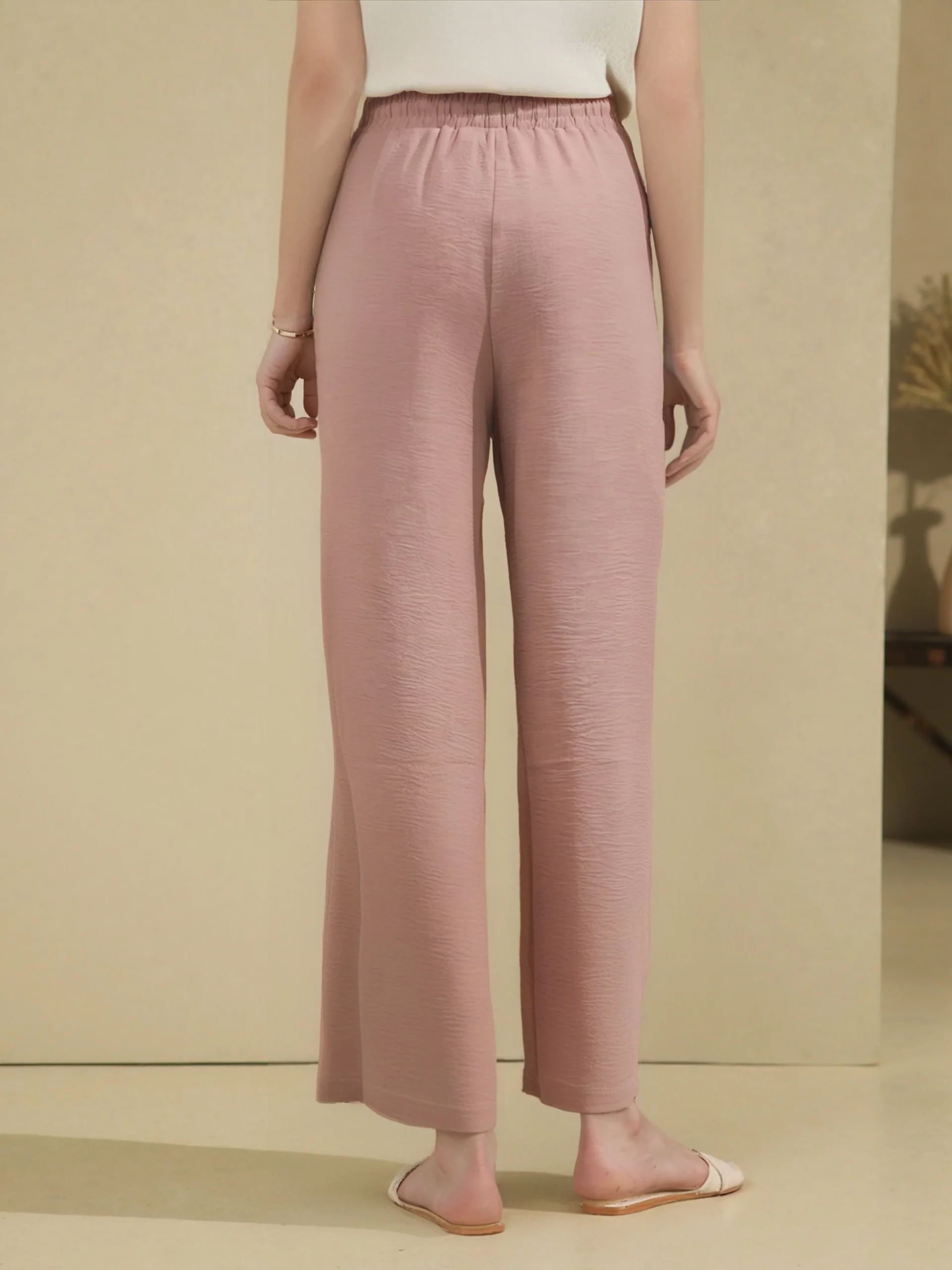 Pantalon fluide en tissu gaufré avec boutons décoratifs sur les poches