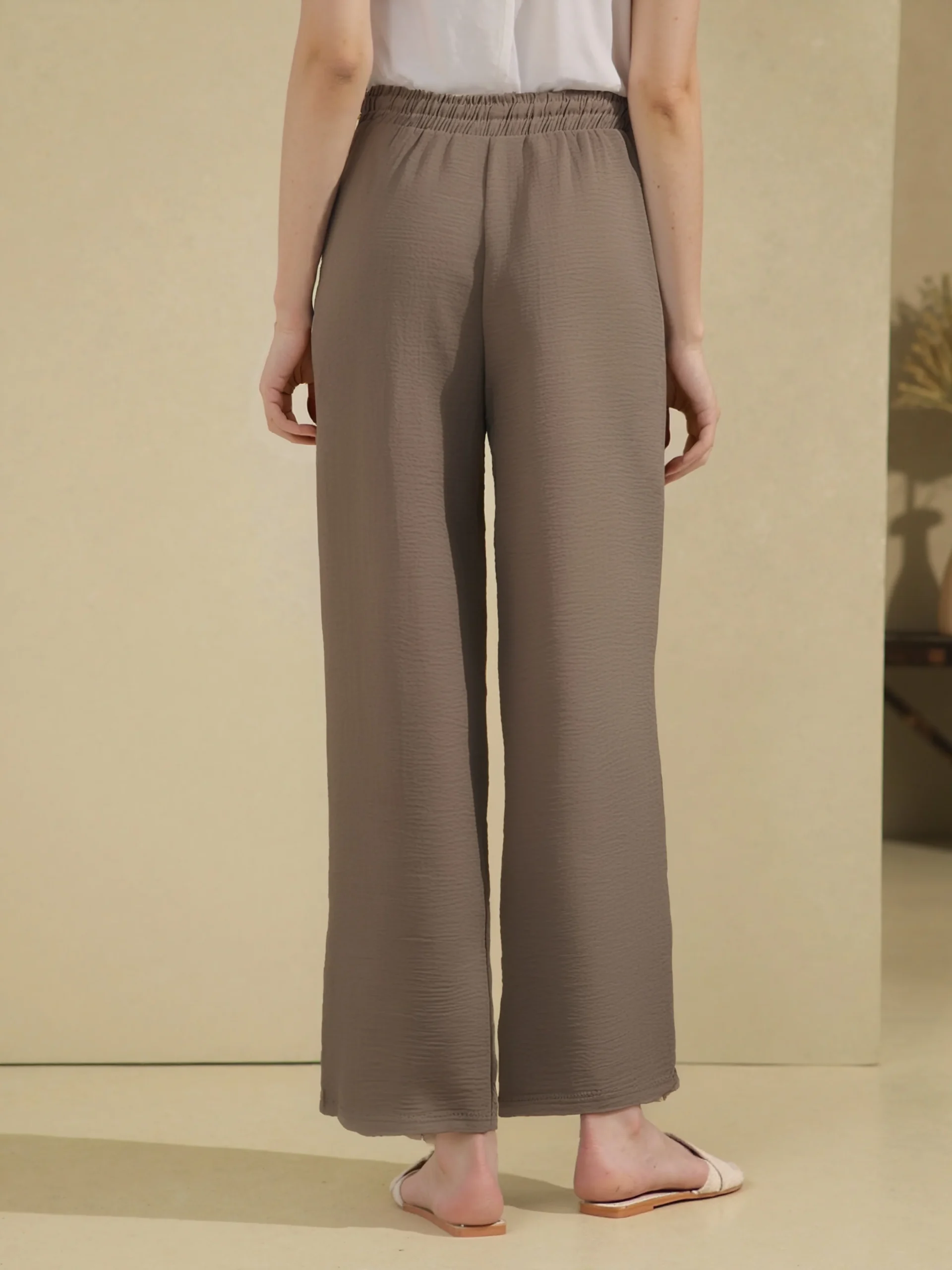 Pantalon fluide en tissu gaufré avec boutons décoratifs sur les poches – Image 4
