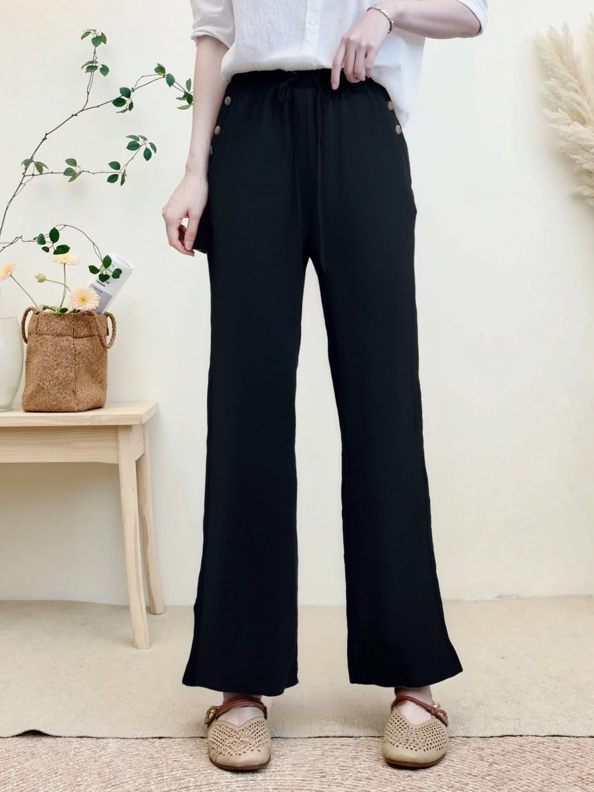 Pantalon fluide en tissu gaufré avec boutons décoratifs sur les poches – Image 5