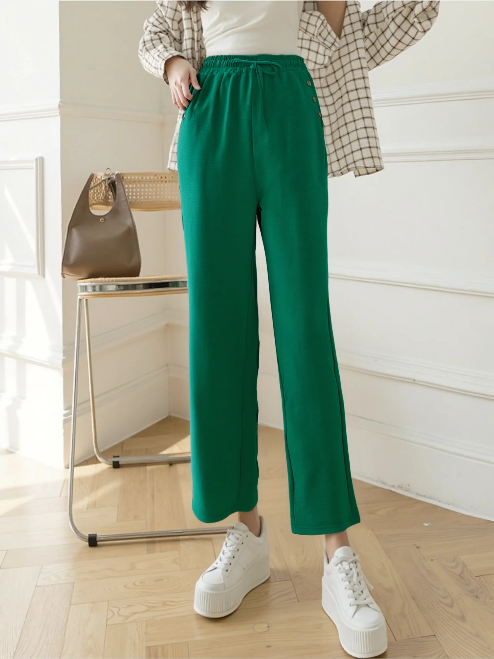 Pantalon fluide en tissu gaufré avec boutons décoratifs sur les poches – Image 7