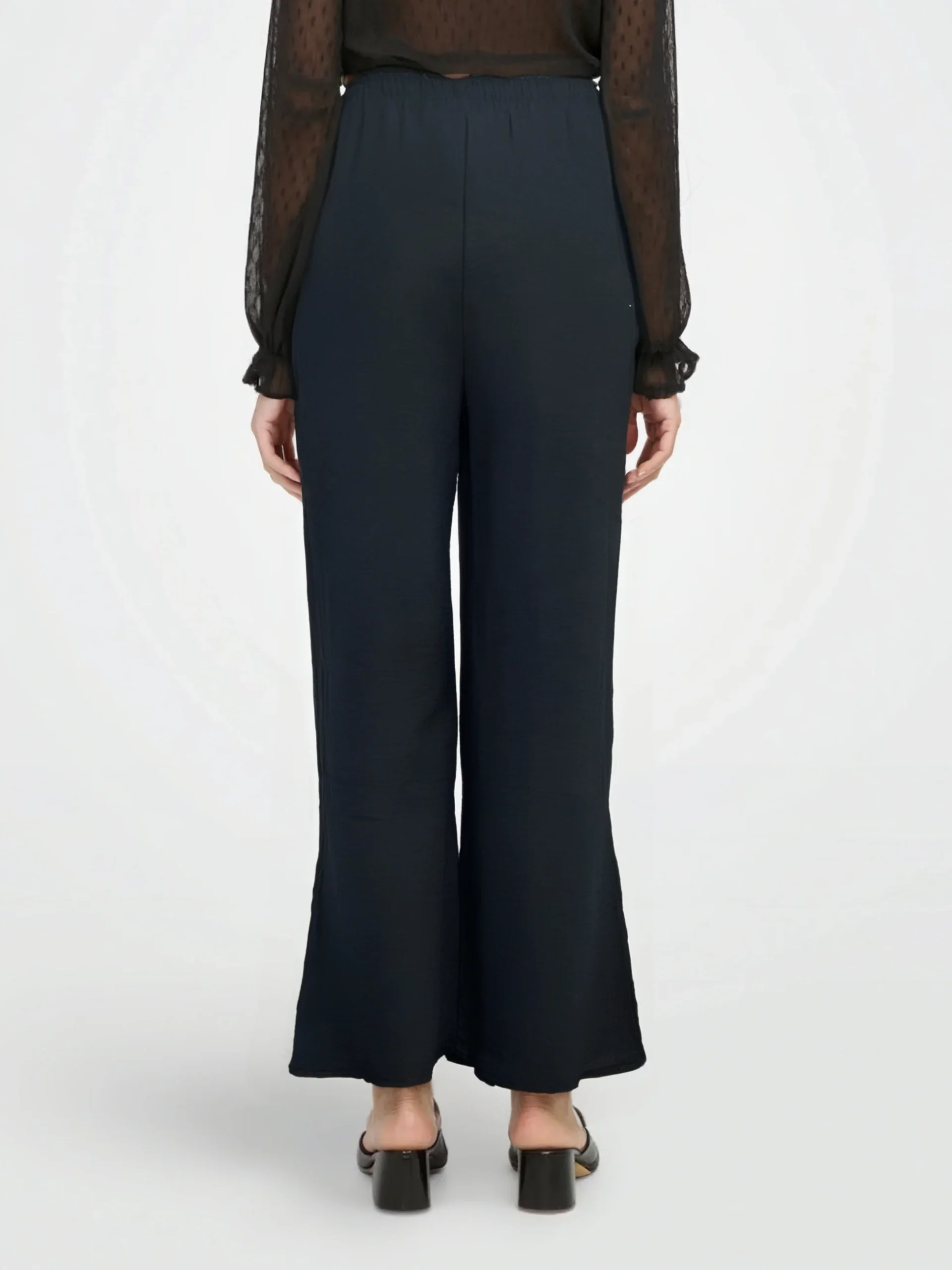 Pantalon fluide en tissu gaufré avec boutons décoratifs sur les poches – Image 6