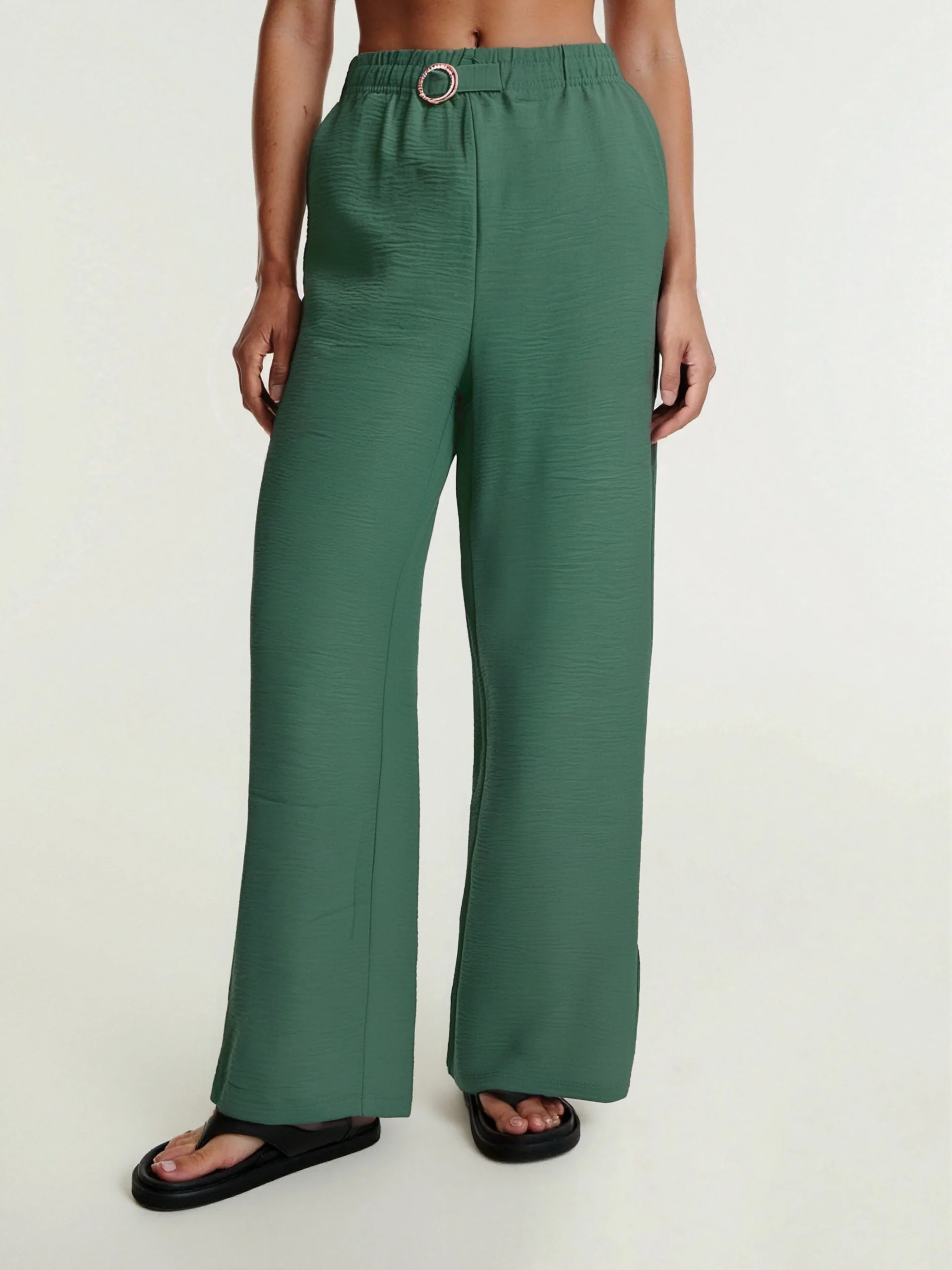 Pantalon fluide en tissu gaufré avec déco bijoux fantaisie