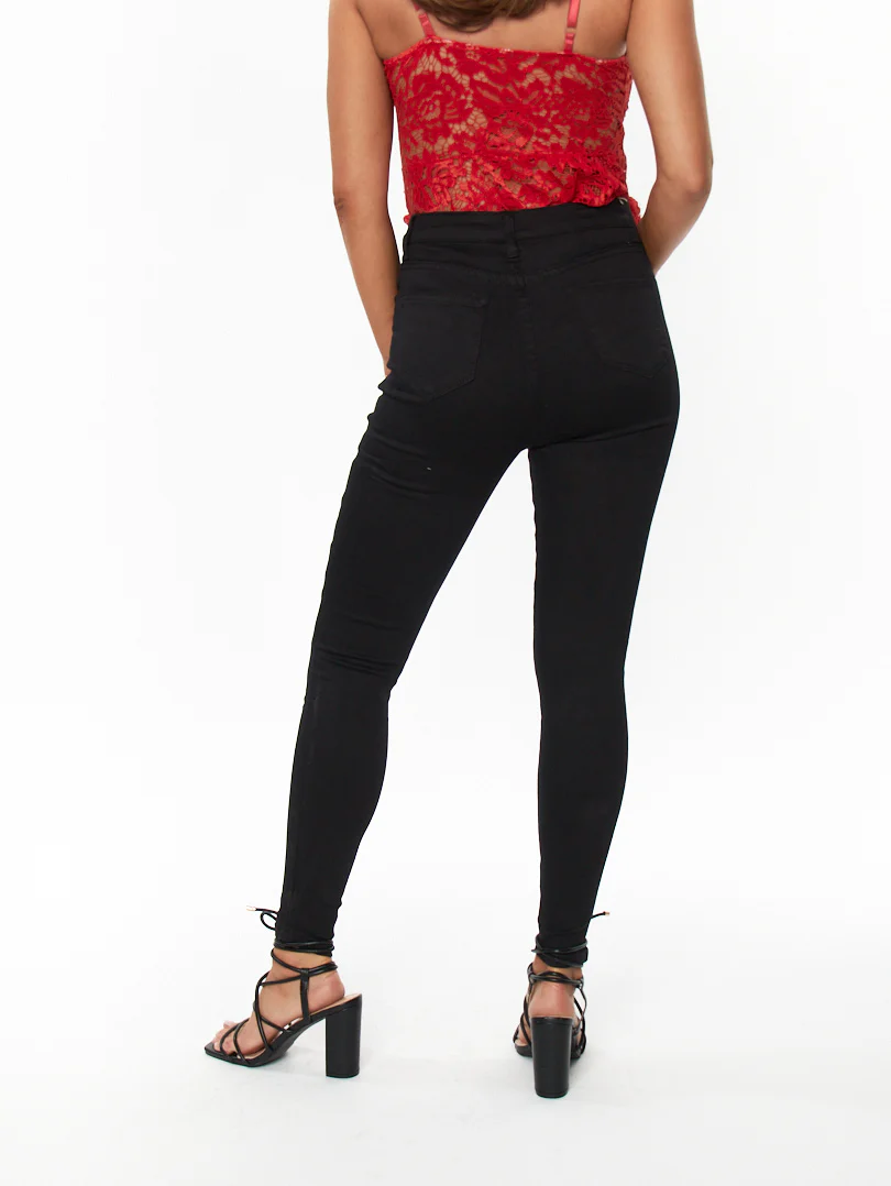 Jean skinny noir à boutons et déchirures légères – Image 3
