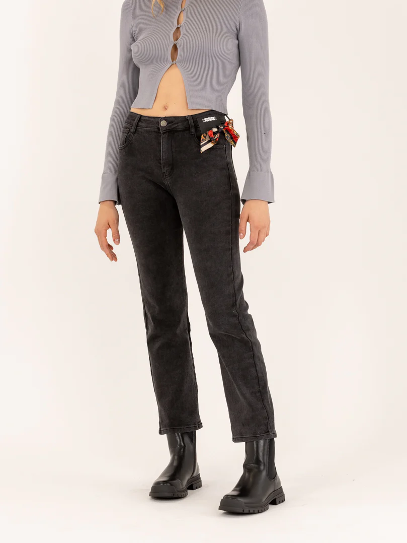 Jean gris foncé droit classique détail foulard