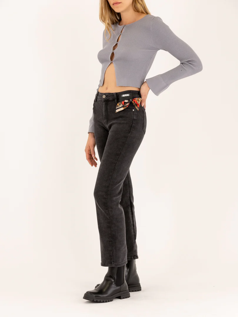 Jean gris foncé droit classique détail foulard – Image 3