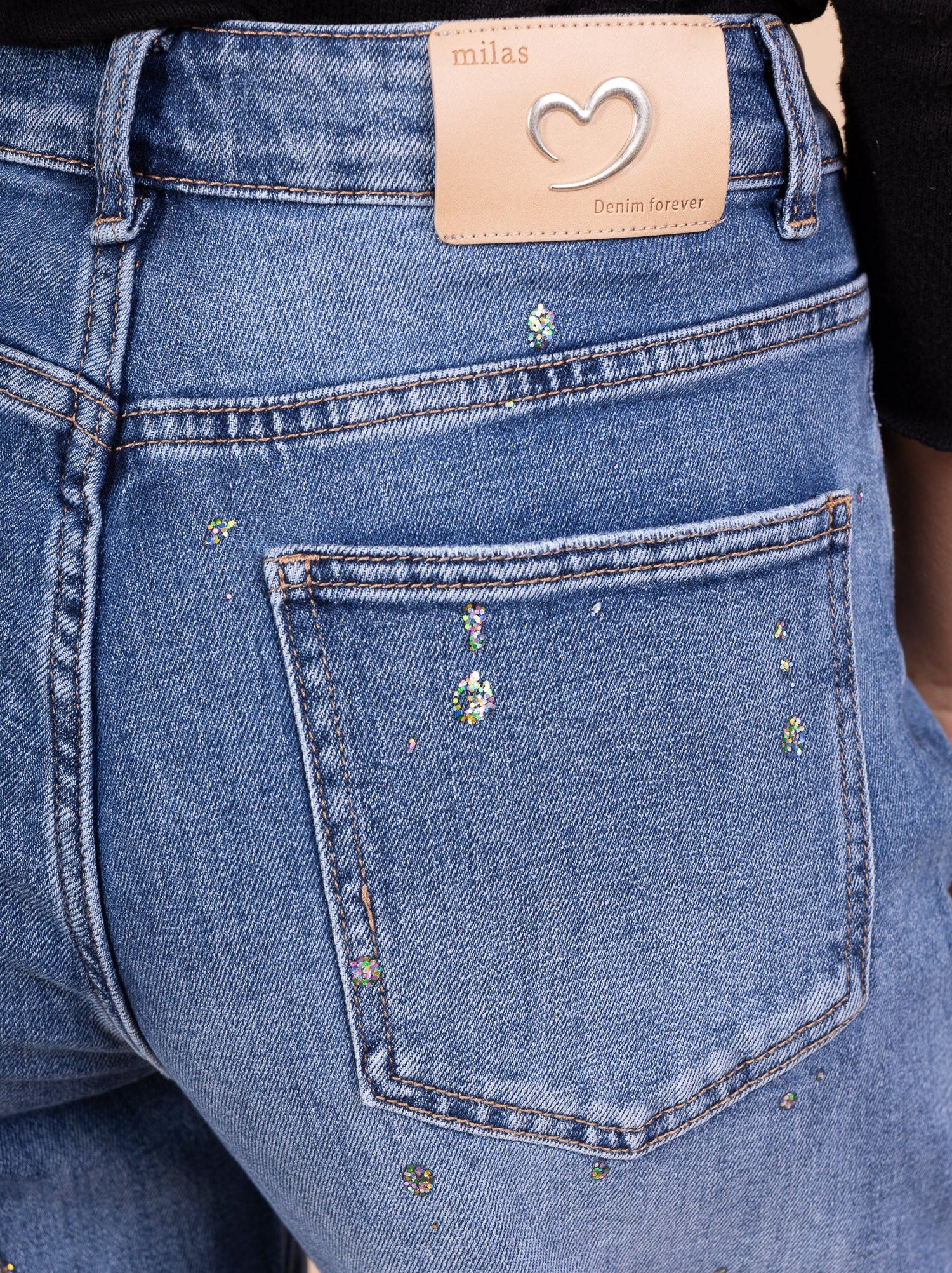 Jean Banana Fit Bleu Clair Scintillant – L’Éclat du Confort Élégant – Image 4